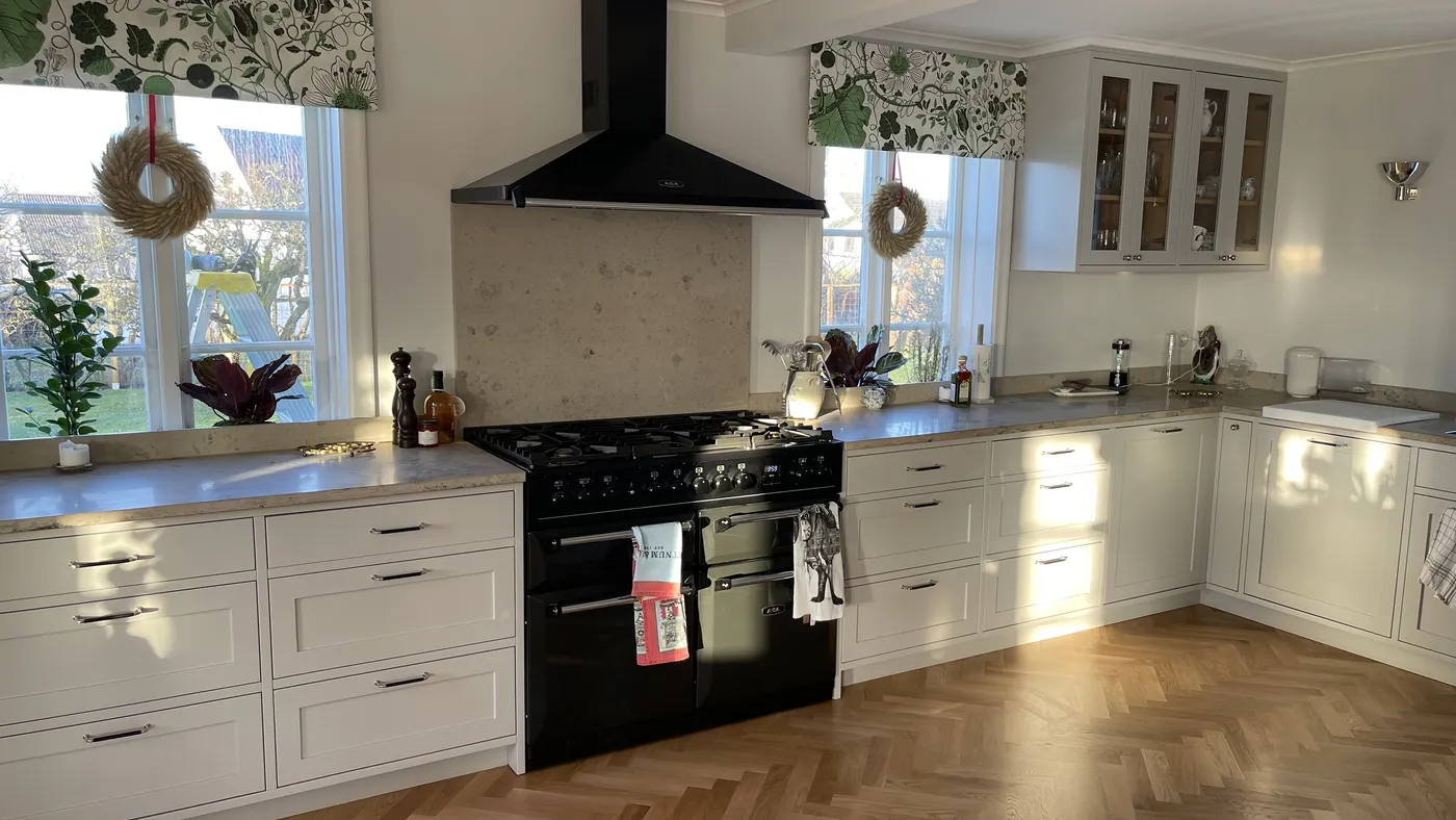 Platsbyggt kök och måttsnickeri, bild 5 av 13