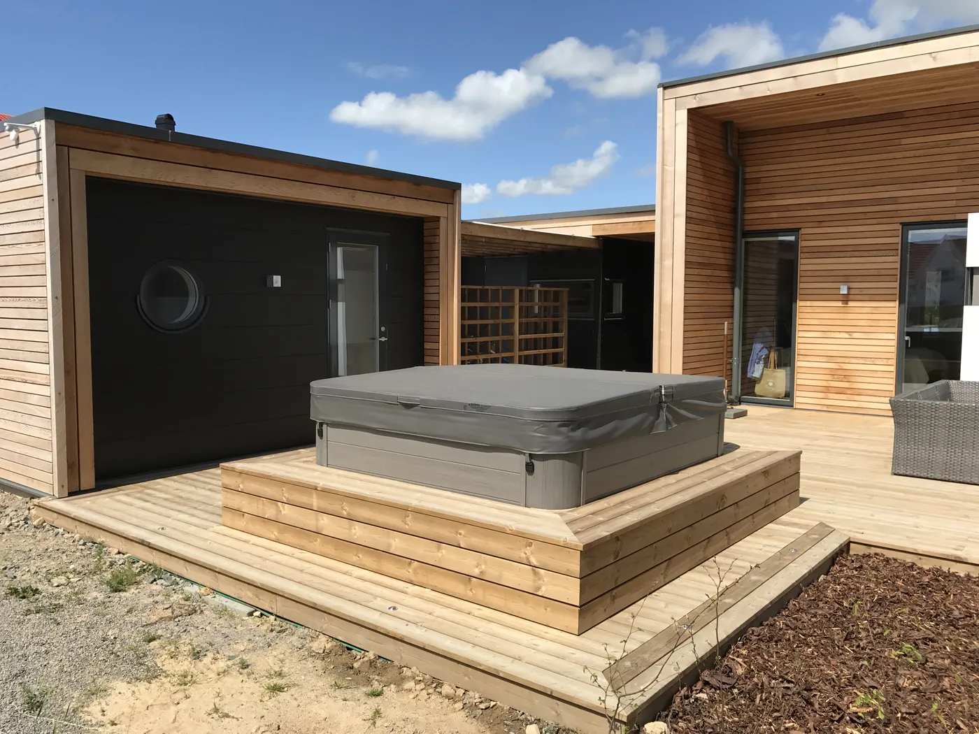 Nybyggt hus med trädäck, bild 3 av 13