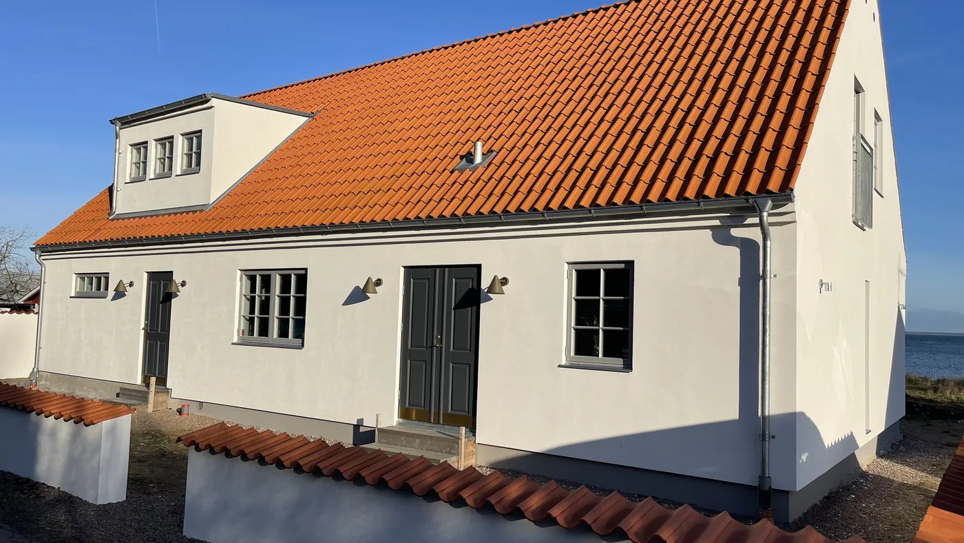 Renoverad villa med nytt tegeltak vid havet i nordvästra Skåne